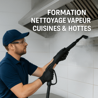 Technicien en tenue de protection nettoyant une hotte de cuisine professionnelle à la vapeur