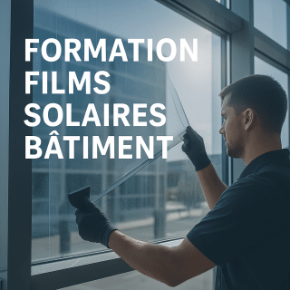 Technicien appliquant un film solaire sur une baie vitrée de bâtiment avec un outil de pose professionnel