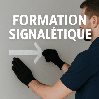 Technicien posant un film signalétique adhésif en forme de flèche sur un mur