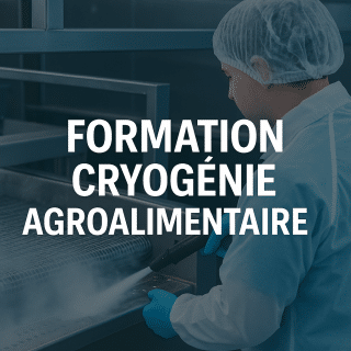 Technicien agroalimentaire appliquant un nettoyage cryogénique sur une ligne de production en acier inoxydable