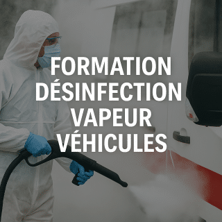 Technicien en combinaison de protection désinfectant un véhicule sanitaire à la vapeur