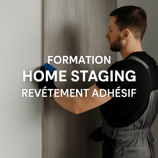 Technicien posant un film adhésif décoratif sur un mur dans le cadre d’un projet de home staging