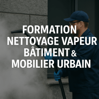 Technicien nettoyant une façade en pierre avec un appareil à vapeur pour l’entretien du mobilier et des bâtiments urbains