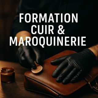 Artisan appliquant un produit rénovateur sur une sacoche en cuir dans un atelier professionnel